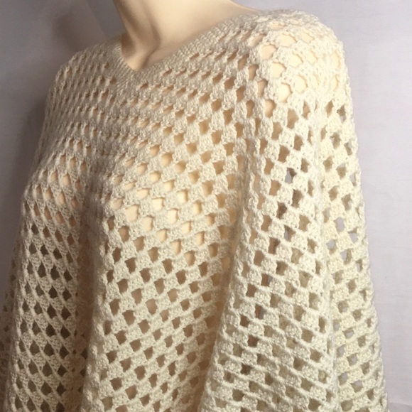 Gorgeous vintage crochet poncho in lemon 🍋 Great for those upcoming winter days - Picture 4 of 8